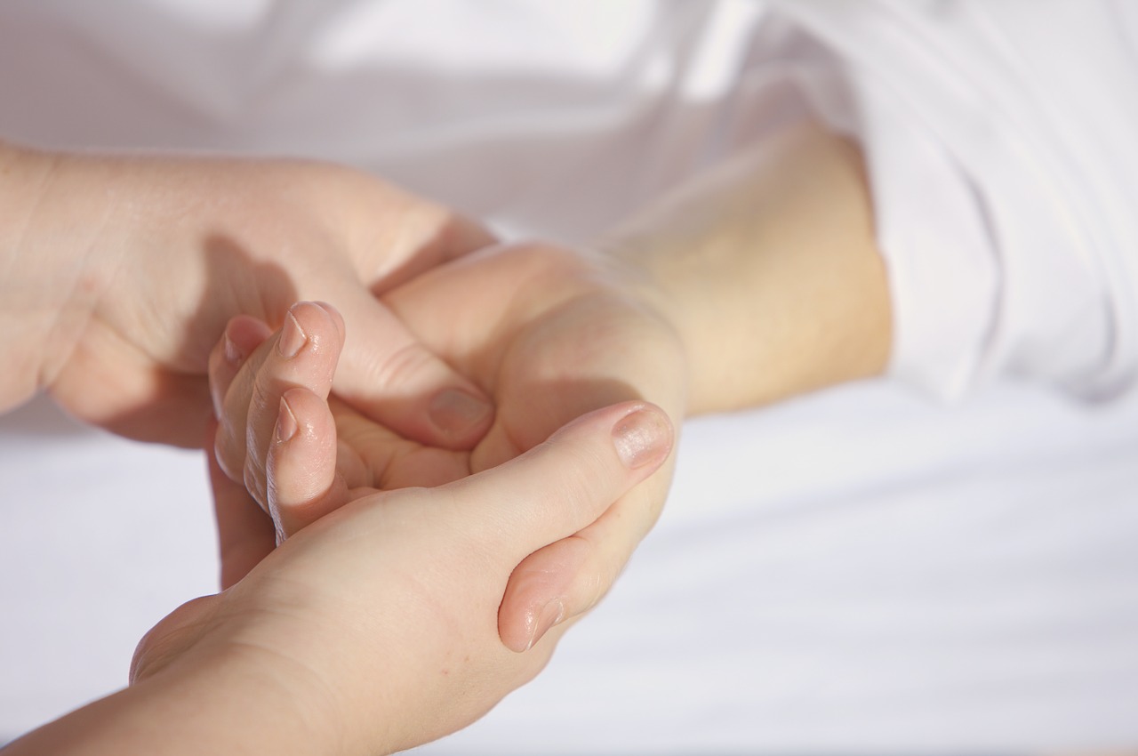 Massage toucher mains adulte enfant
