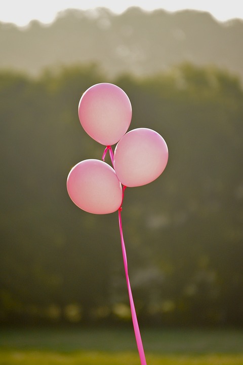 Ballons roses symbolisant cancer du sein